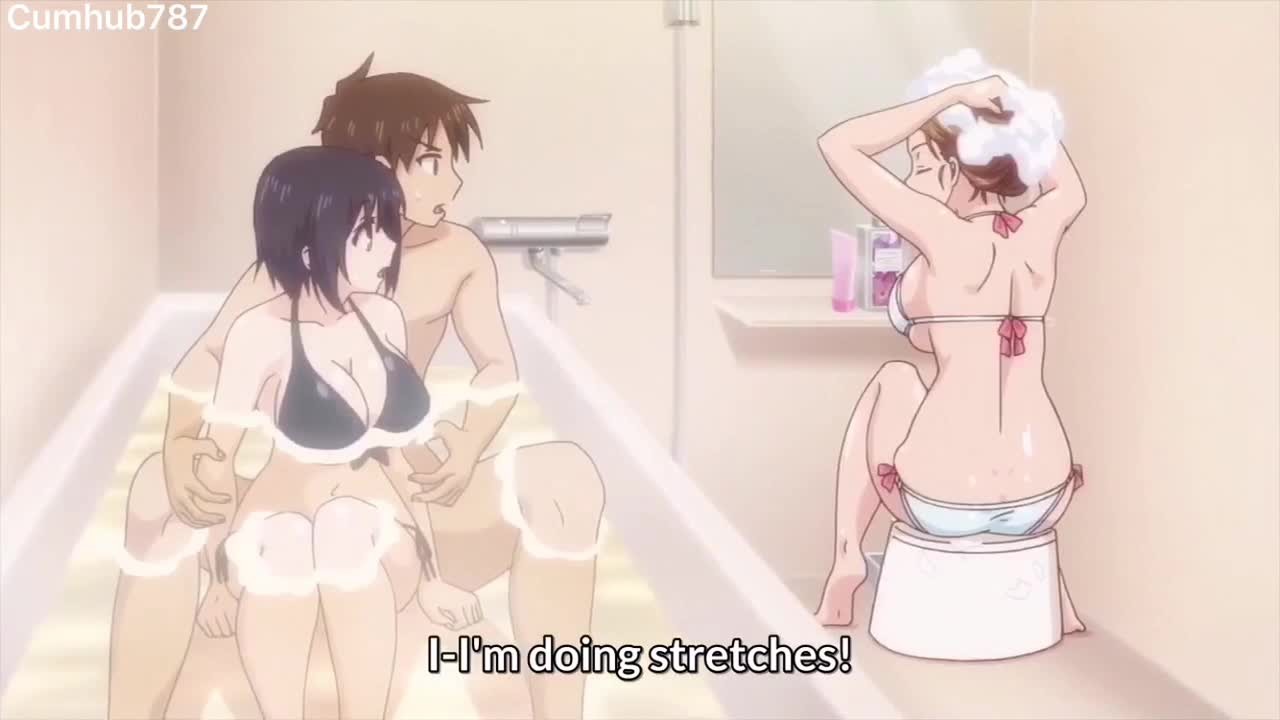 妈妈洗澡的当儿两兄妹在浴缸里玩耍}